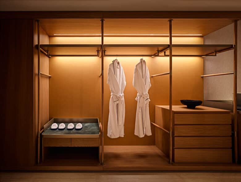 XO Cape Arnna Deluxe Swim-Up Room