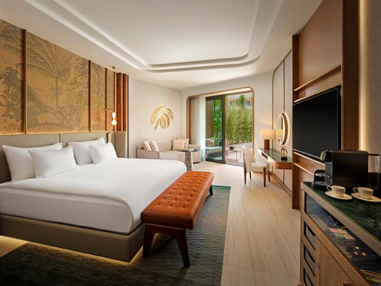 XO Cape Arnna Deluxe Swim-Up Room