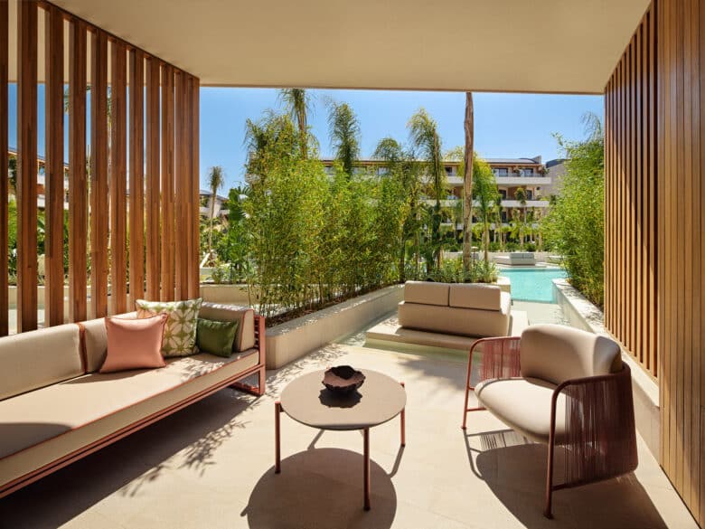 XO Cape Arnna Deluxe Swim-Up Room