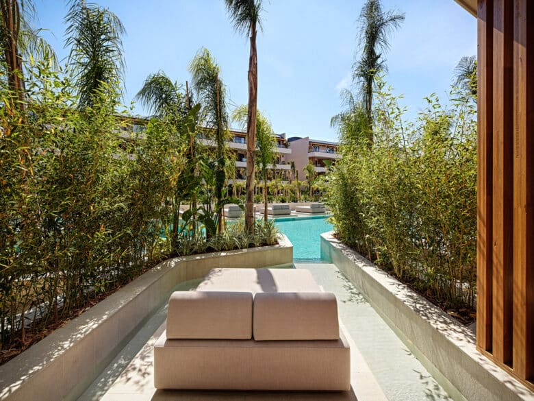 XO Cape Arnna Deluxe Swim-Up Room