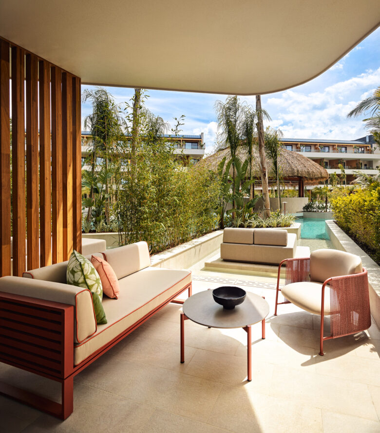 XO Cape Arnna Deluxe Swim-Up Room