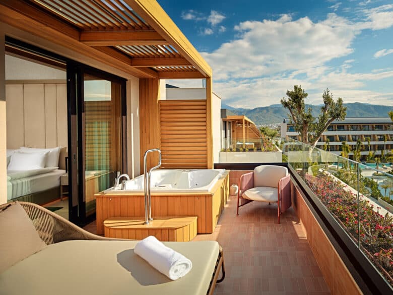 XO Cape Arnna Jacuzzi Suite